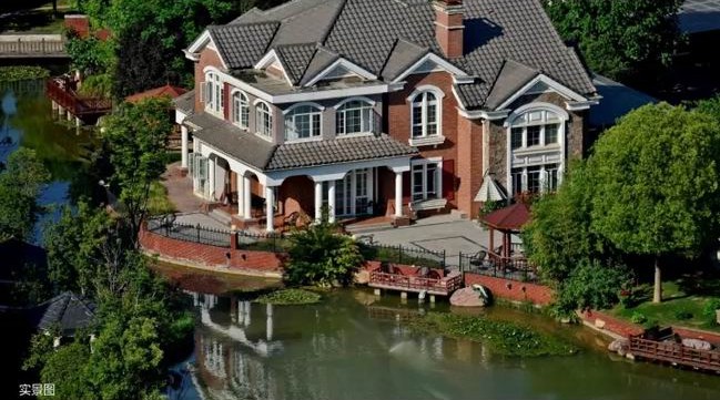 一湖潋天地，，，，，，一墅悦人生